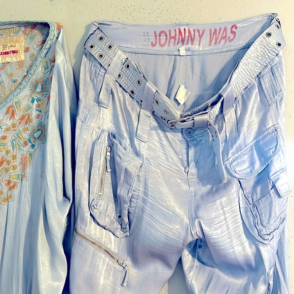 Johnny Was 2 piece blouse & cargo pants with 4 cargo pockets to the front. - Picture 4 of 13